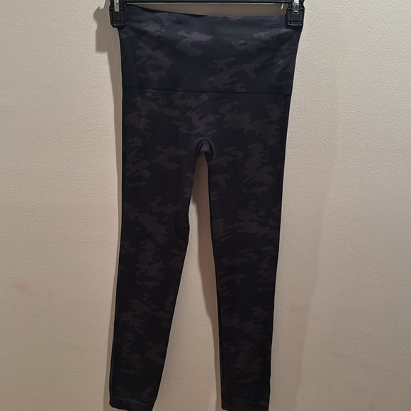 Spanx Look at me now Camo Leggings Medium - Picture 6 of 6